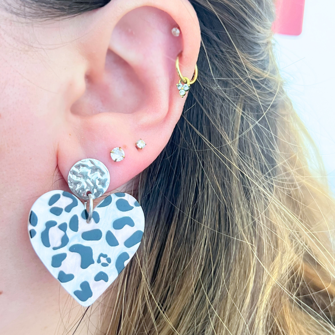 Boucles d'oreilles coeur léopard blanc