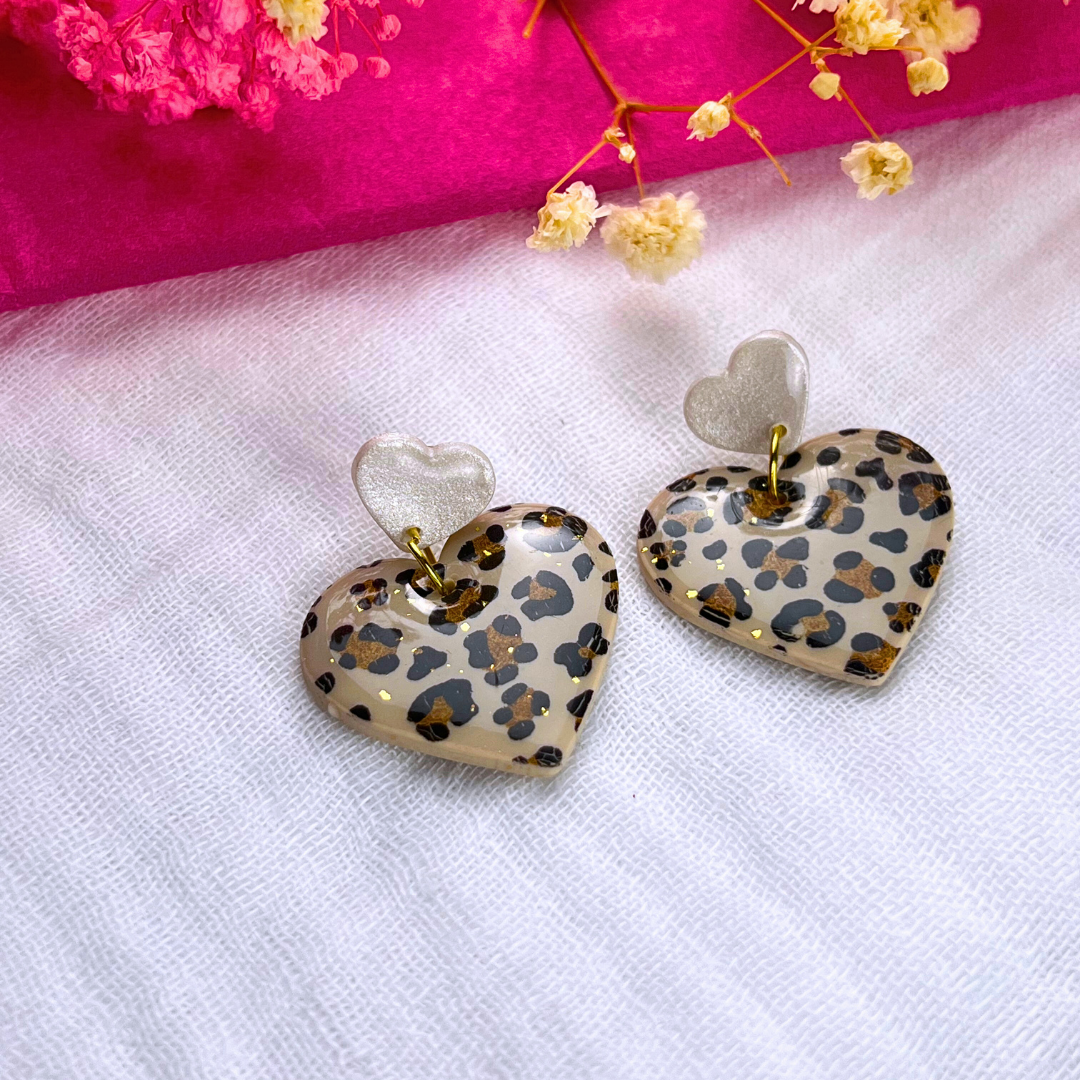 Boucles d'oreilles coeur blanc nacré et léopard