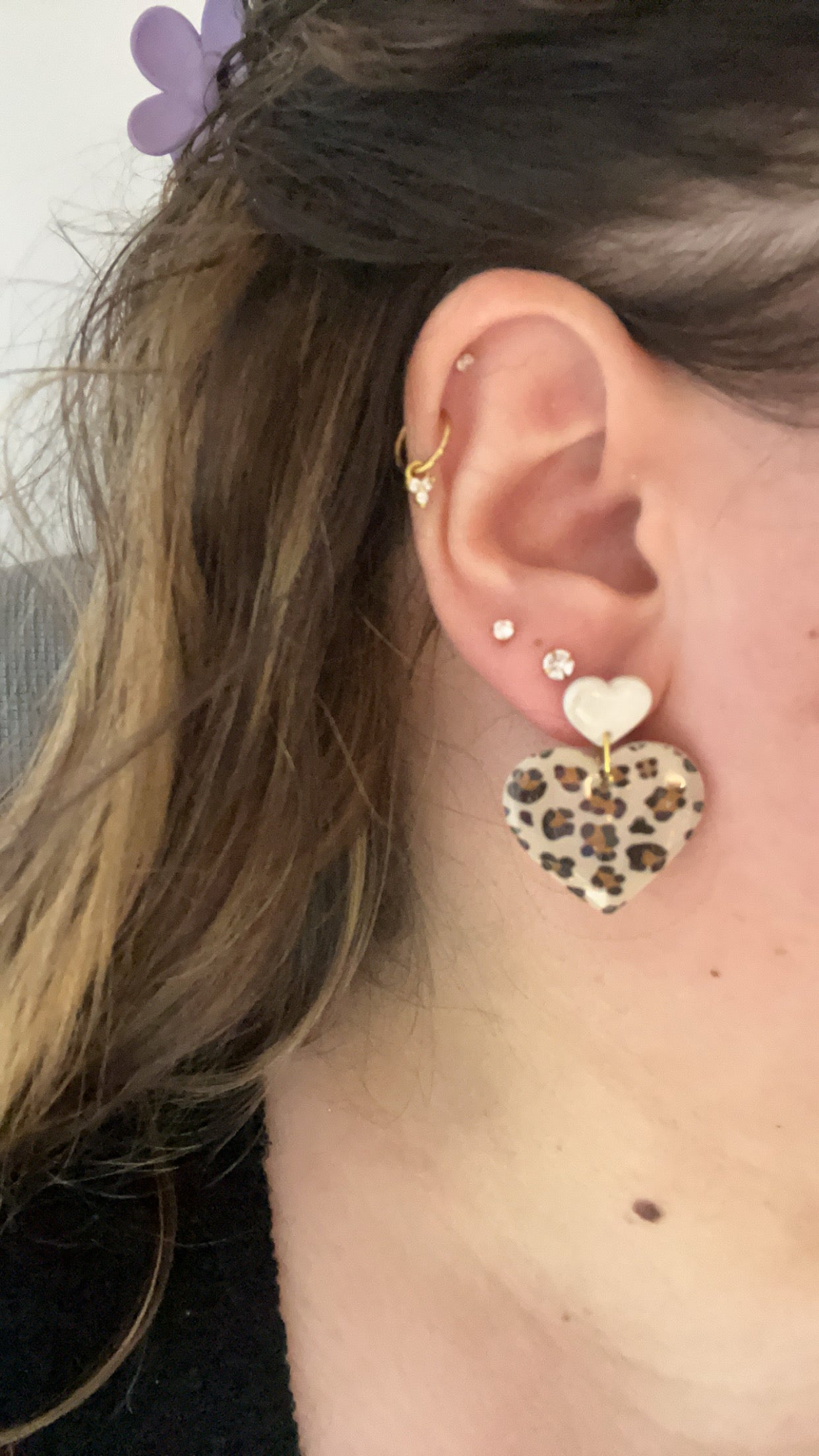 Boucles d'oreilles coeur blanc nacré et léopard