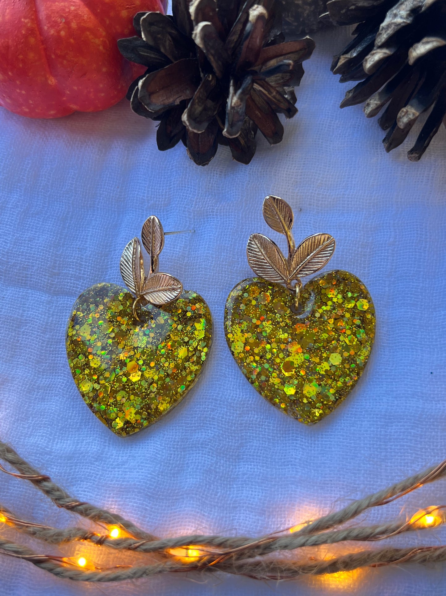 Boucles d'oreilles coeur à paillettes doré holographique