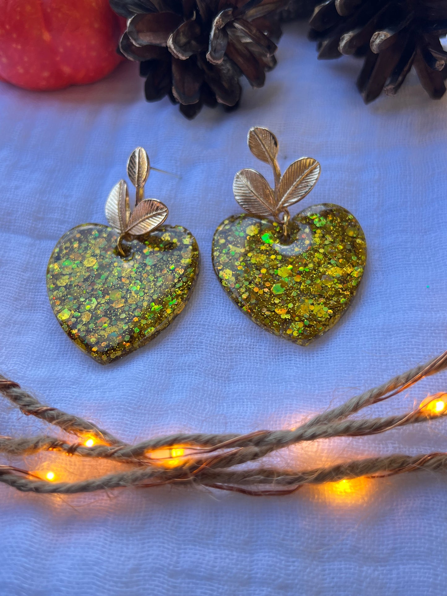 Boucles d'oreilles coeur à paillettes doré holographique